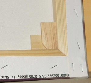 Die auf einem Holzrahmen aufgezogene Leinwand